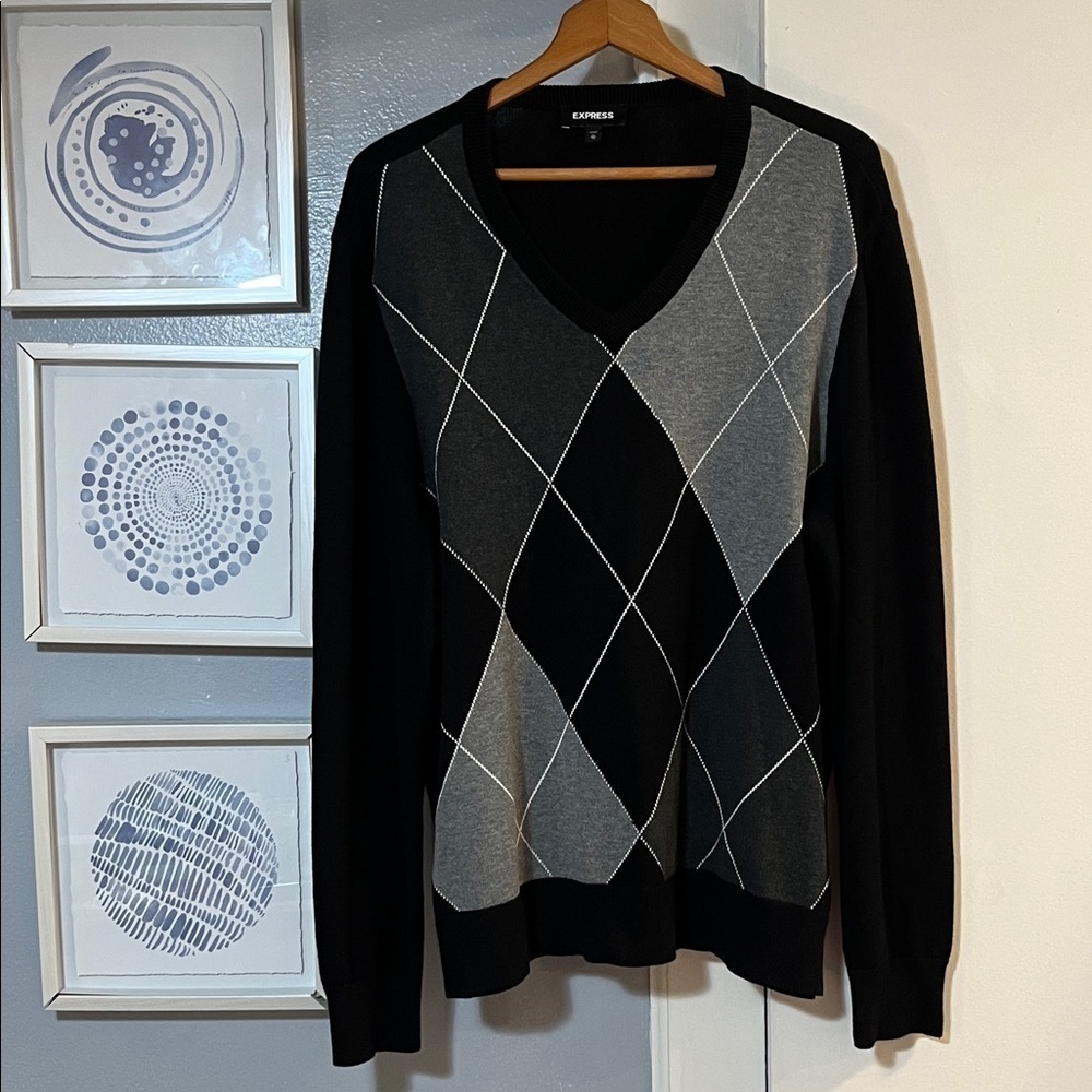 Express Men's V-Neck Argyle Sweater in Black and Gray Size XL
